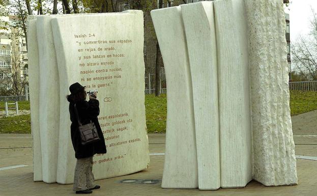 Una delegación israelí acudió en 2004 a la inauguración de la escultura ubicada en el antiguo cementerio judío de Vitoria.