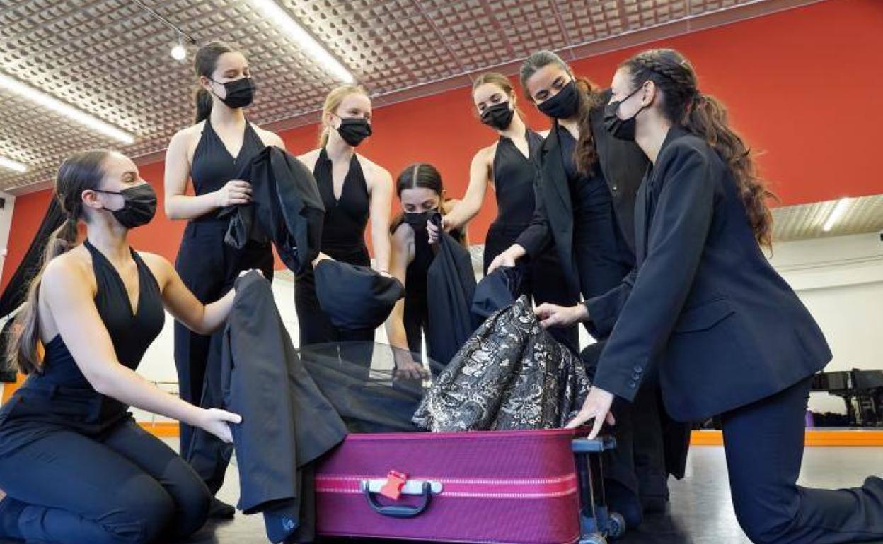 Las siete alumnas de los últimos cursos del José Uruñuela que viajan este sábado a Rusia. 