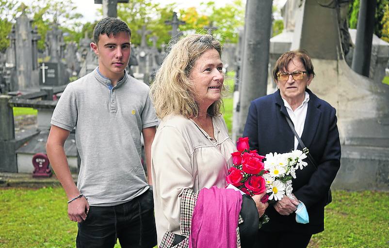Desde Madrid. Miren Sustatxa llegó de Madrid para visitar la tumba de sus padres. «El año pasado fue la única vez en mi vida que no he venido». 