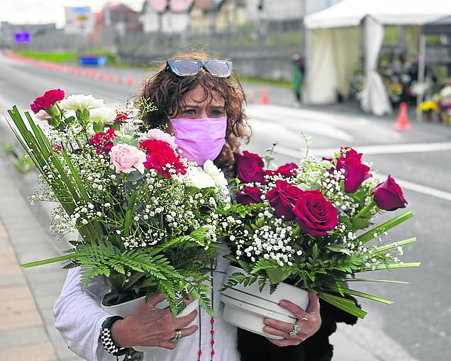 Ramos rojiblancos. En Derio se venden sobre todo claveles blancos y rojos, «por el Athletic».