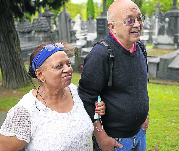 Visita . Víctor Zamaioa llevó este domingo a Ofrania Mosquera a conocer el cementerio y la tumba de sus familiares.