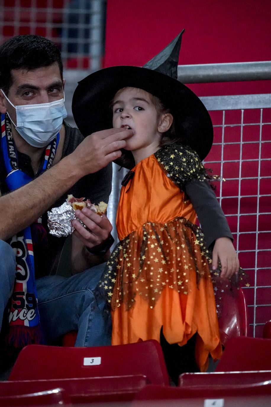 Fotos: Un Buesa disfrazado para asustar al Madrid