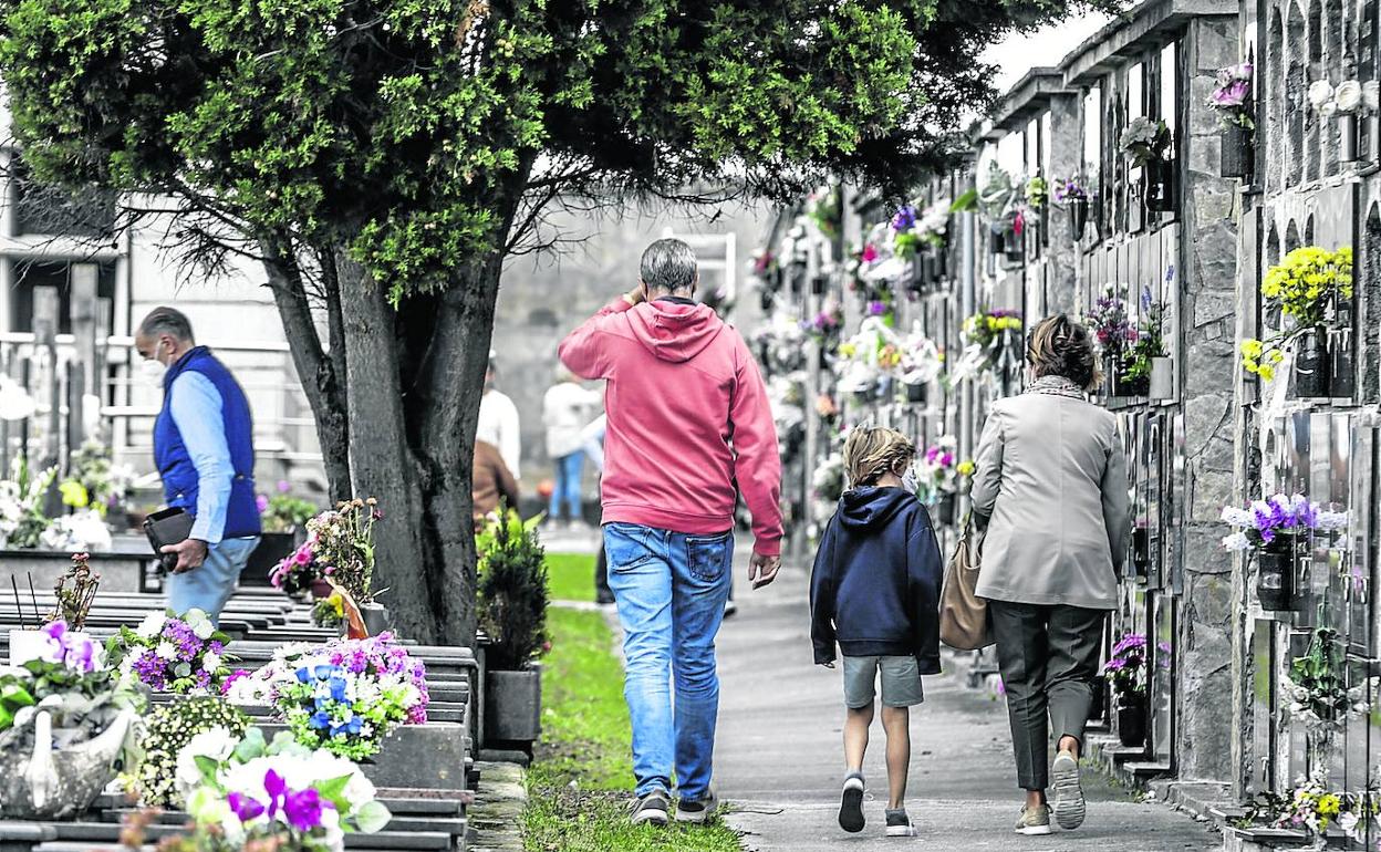 Los cementerios de Derio y Deusto han registrado 40.000 visitas de los últimos diez días.