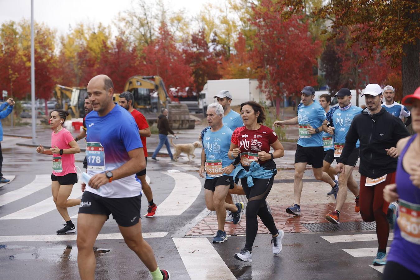 Fotos: 2.500 corredores inundan Vitoria en el Maratón Fiz