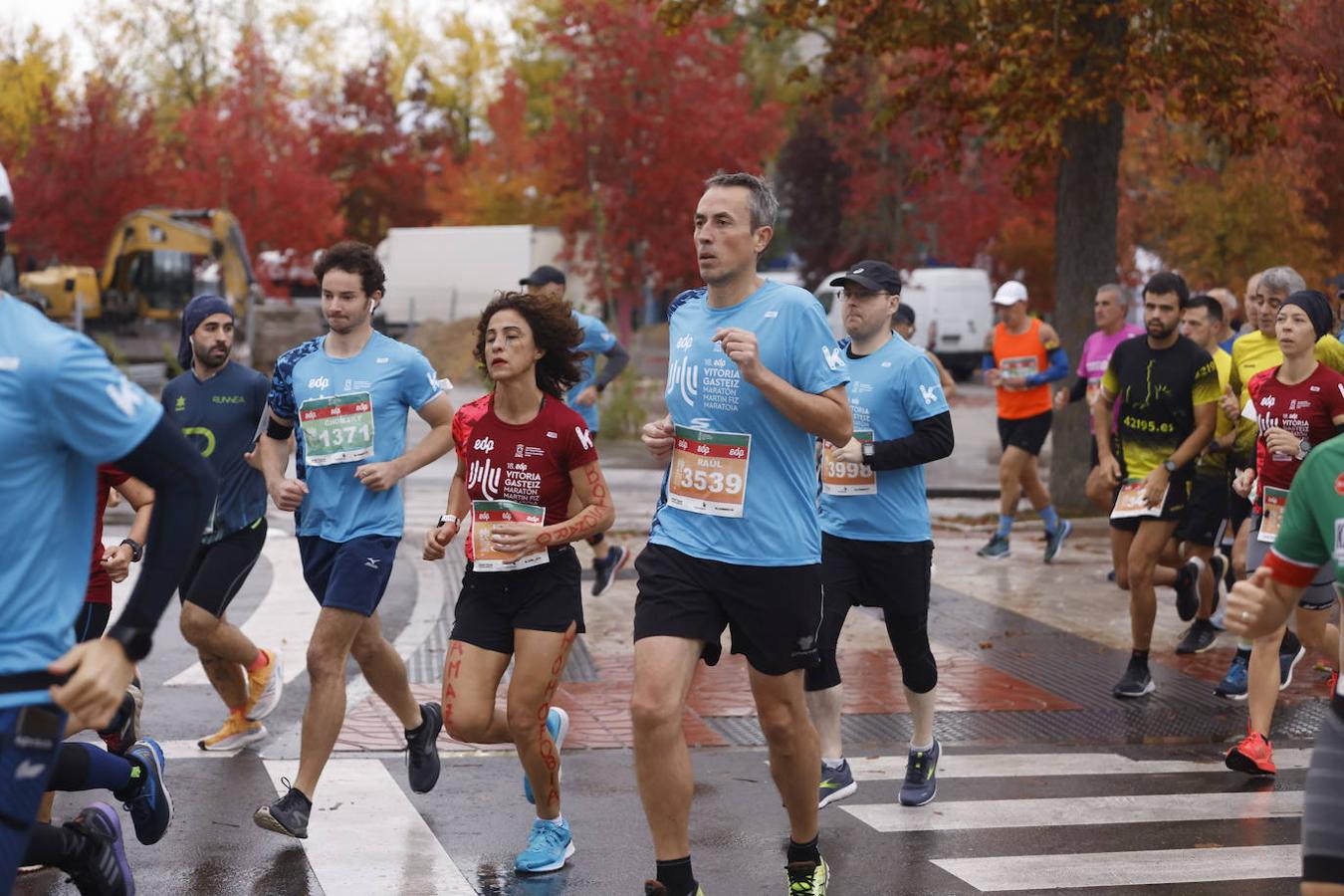 Fotos: 2.500 corredores inundan Vitoria en el Maratón Fiz