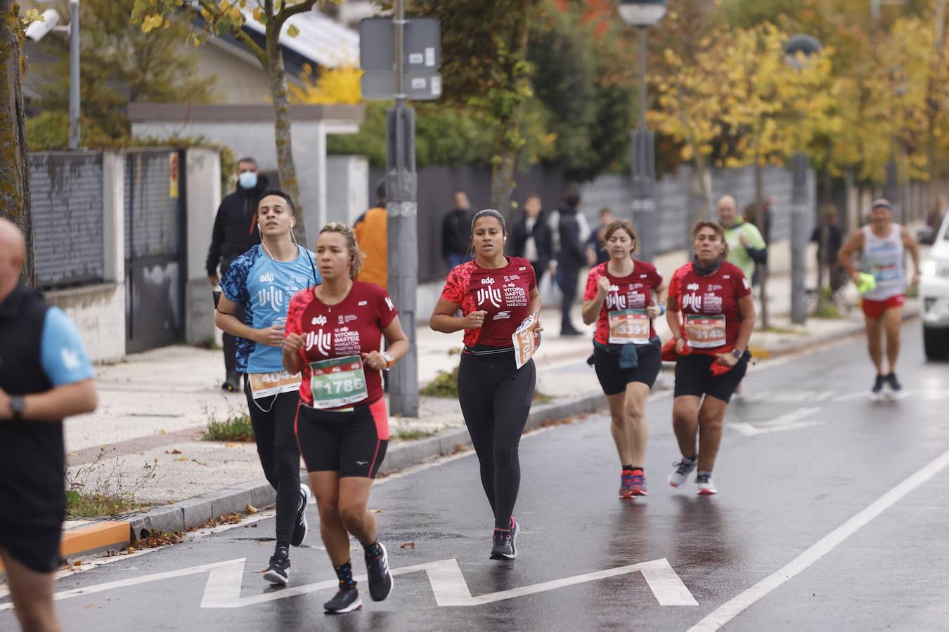 Fotos: 2.500 corredores inundan Vitoria en el Maratón Fiz