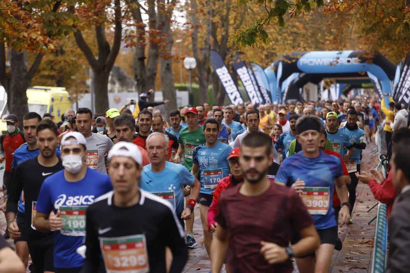 Fotos: 2.500 corredores inundan Vitoria en el Maratón Fiz