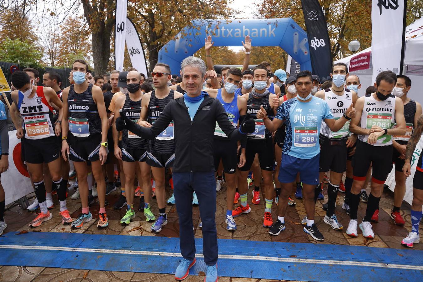 Fotos: 2.500 corredores inundan Vitoria en el Maratón Fiz