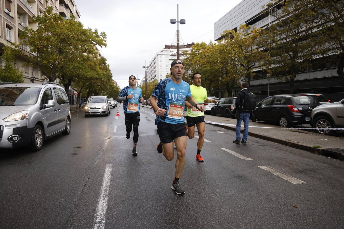 Fotos: 2.500 corredores inundan Vitoria en el Maratón Fiz