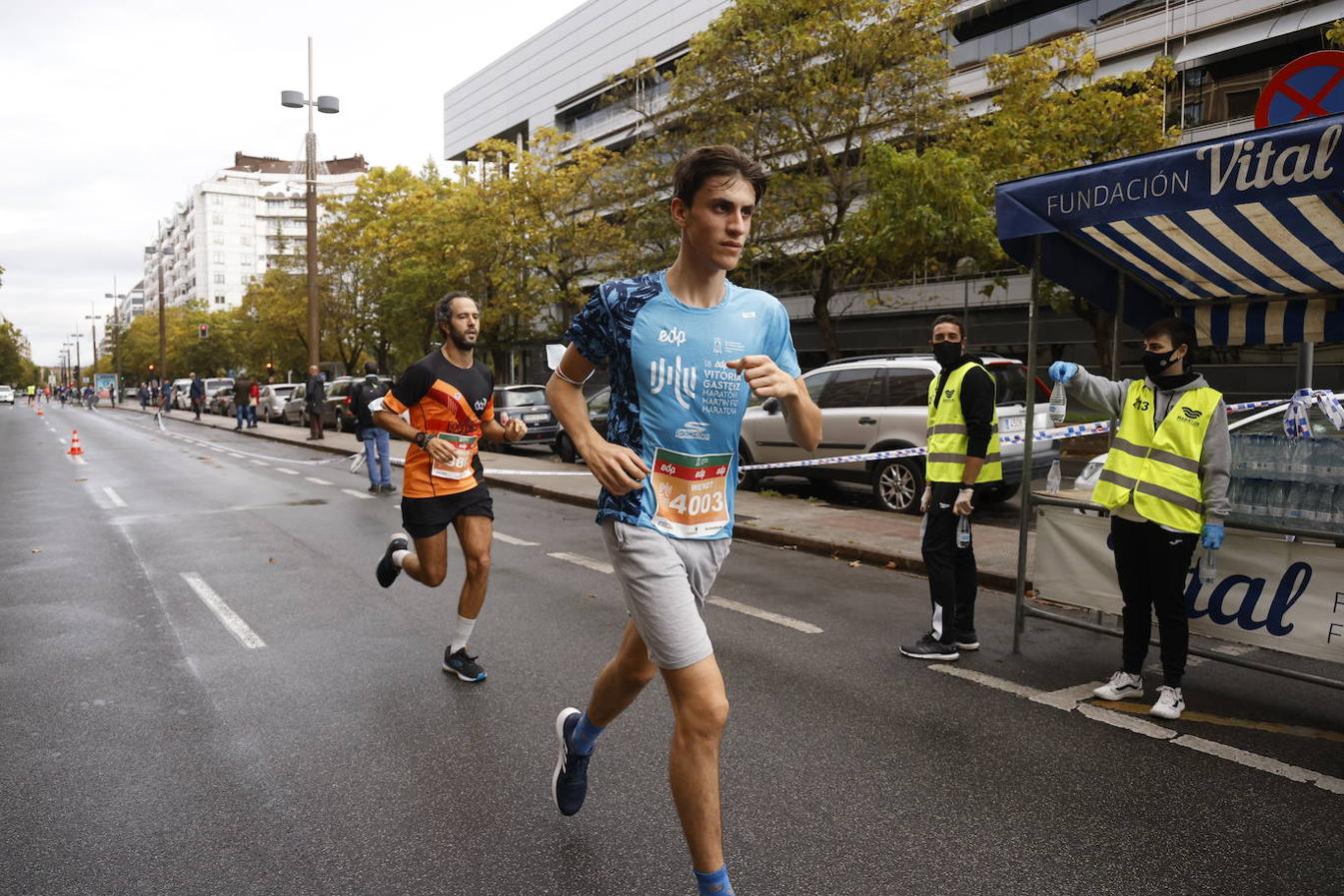 Fotos: 2.500 corredores inundan Vitoria en el Maratón Fiz