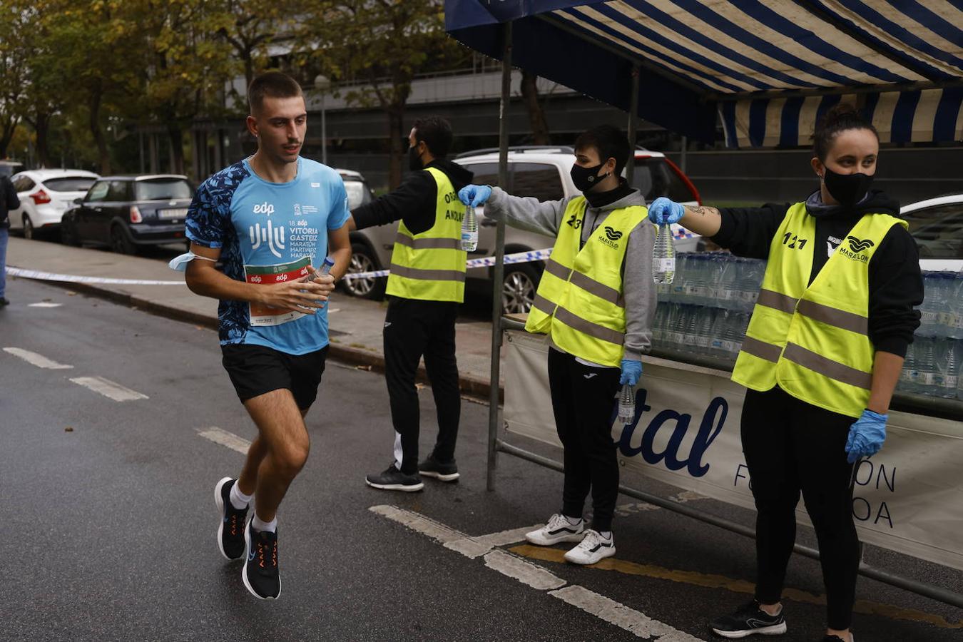 Fotos: 2.500 corredores inundan Vitoria en el Maratón Fiz