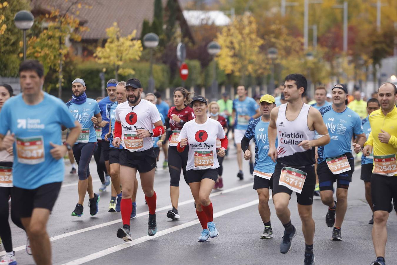 Fotos: 2.500 corredores inundan Vitoria en el Maratón Fiz