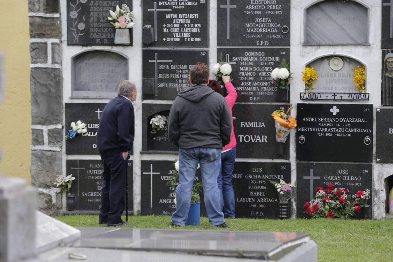 Fotos: Los cementerios de Bizkaia se preparan para recibir el día de Todos los Santos