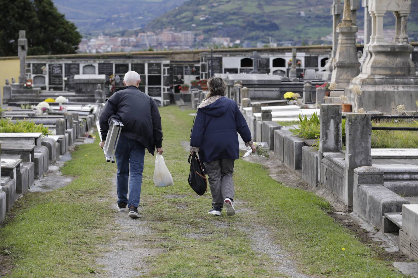 Los cementerios de Derio y Deusto han registrado 40.000 visitas de los últimos diez días.