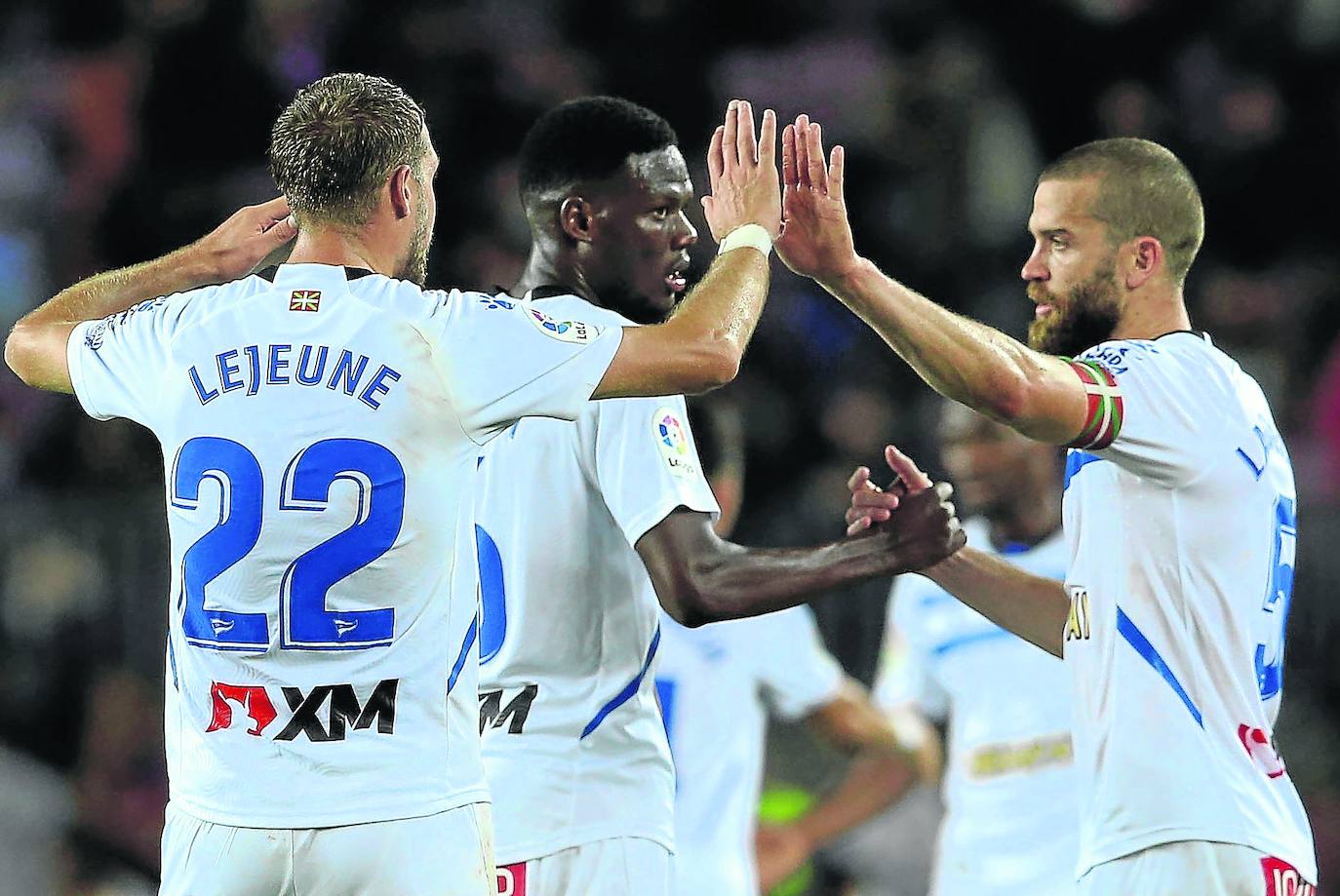 Lejeune, Loum y Laguardia celebran el formiado empate arrancado al Barça nada más acabar el encuentro.