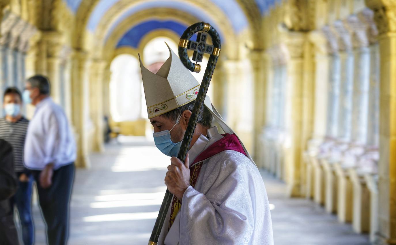 El obispo de Bilbao no faltó a su cita en el camposanto.