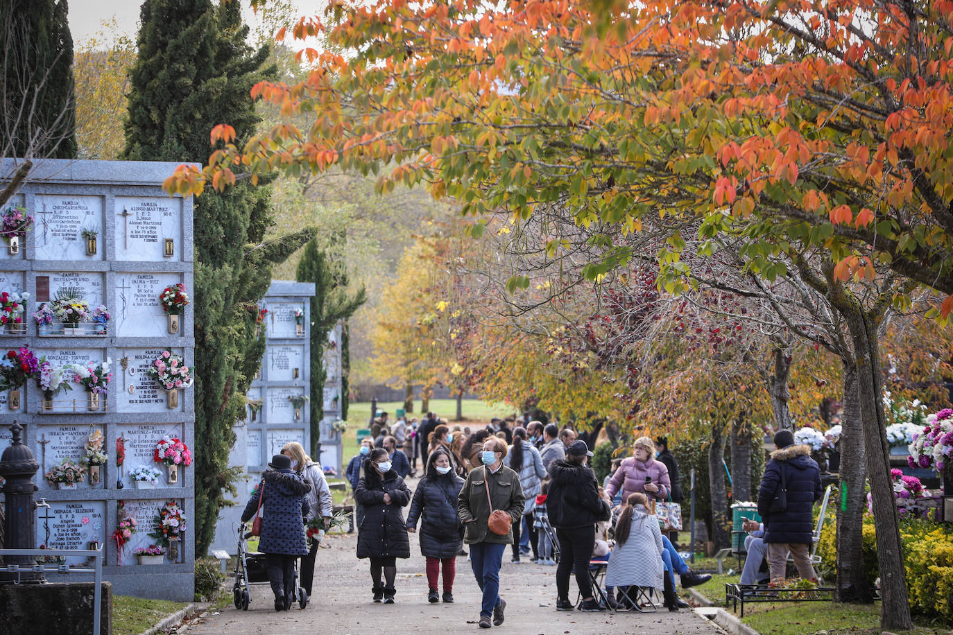 Fotos: Todos los Santos en los cementerios de Vitoria