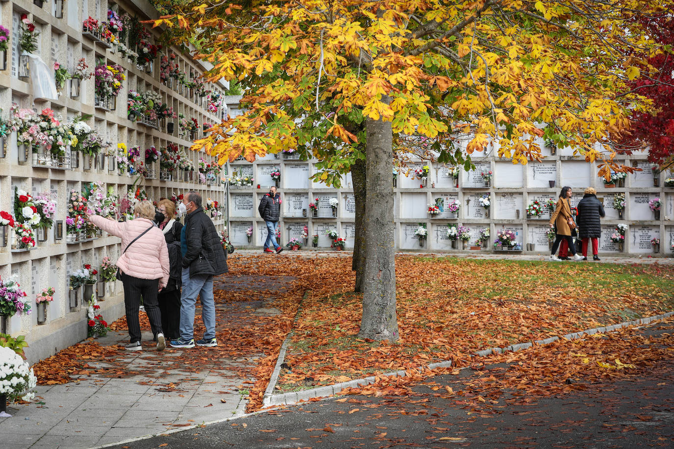 Fotos: Todos los Santos en los cementerios de Vitoria