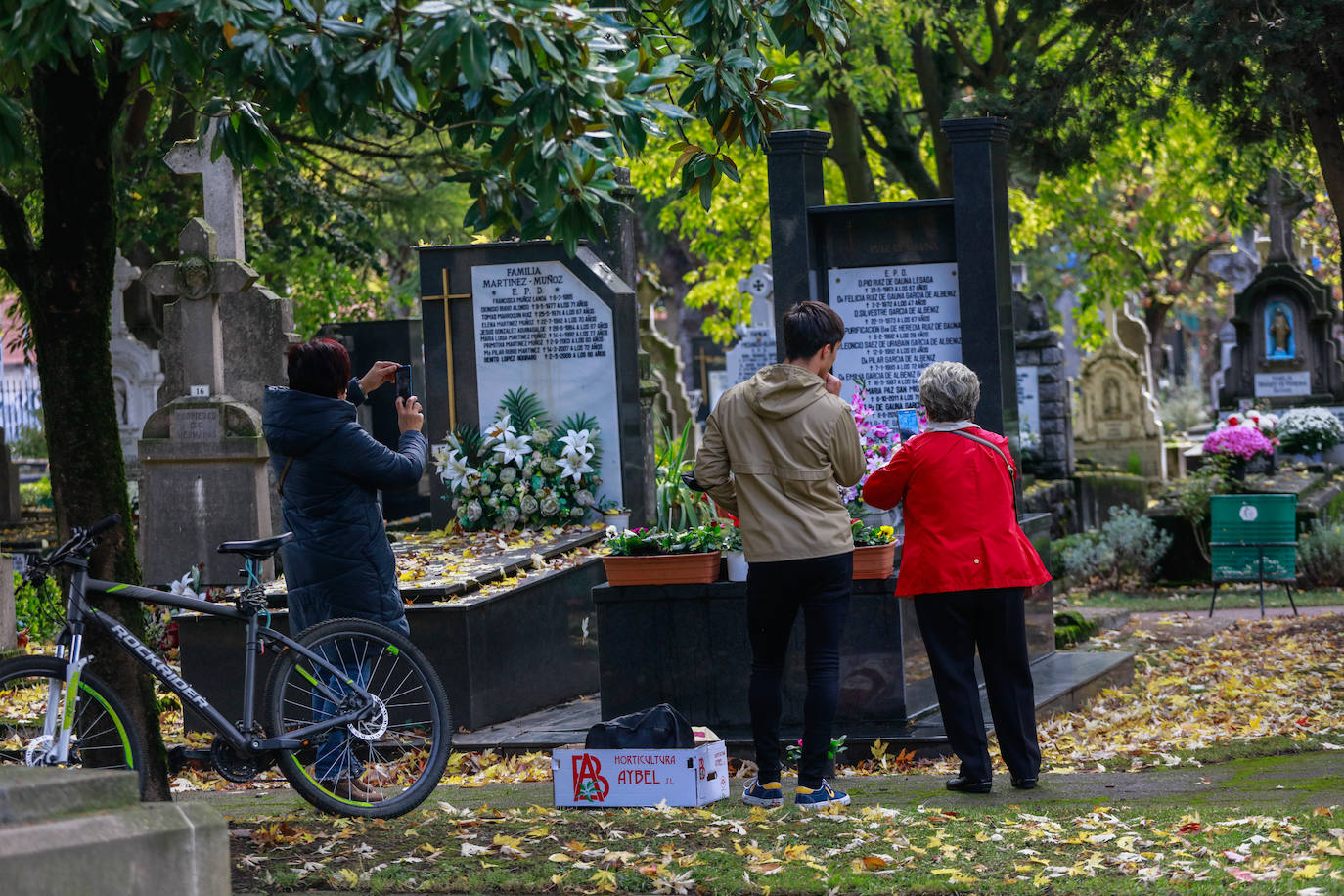 Fotos: Todos los Santos en los cementerios de Vitoria