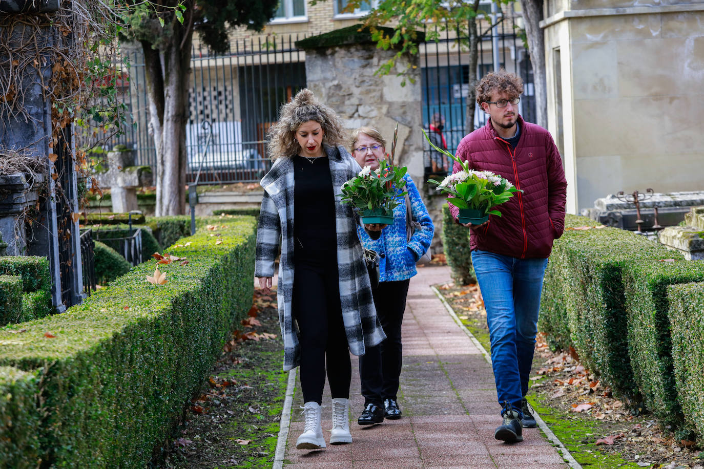 Fotos: Todos los Santos en los cementerios de Vitoria