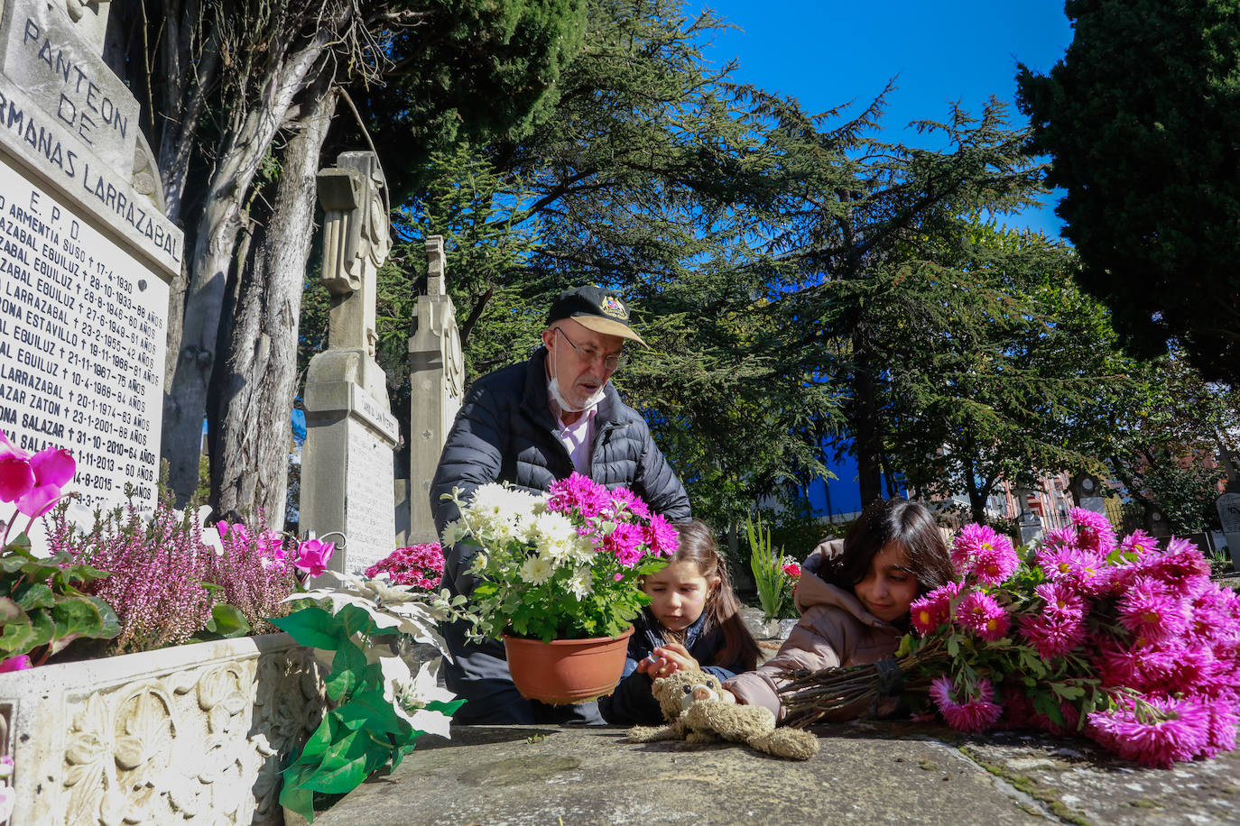 Fotos: Todos los Santos en los cementerios de Vitoria