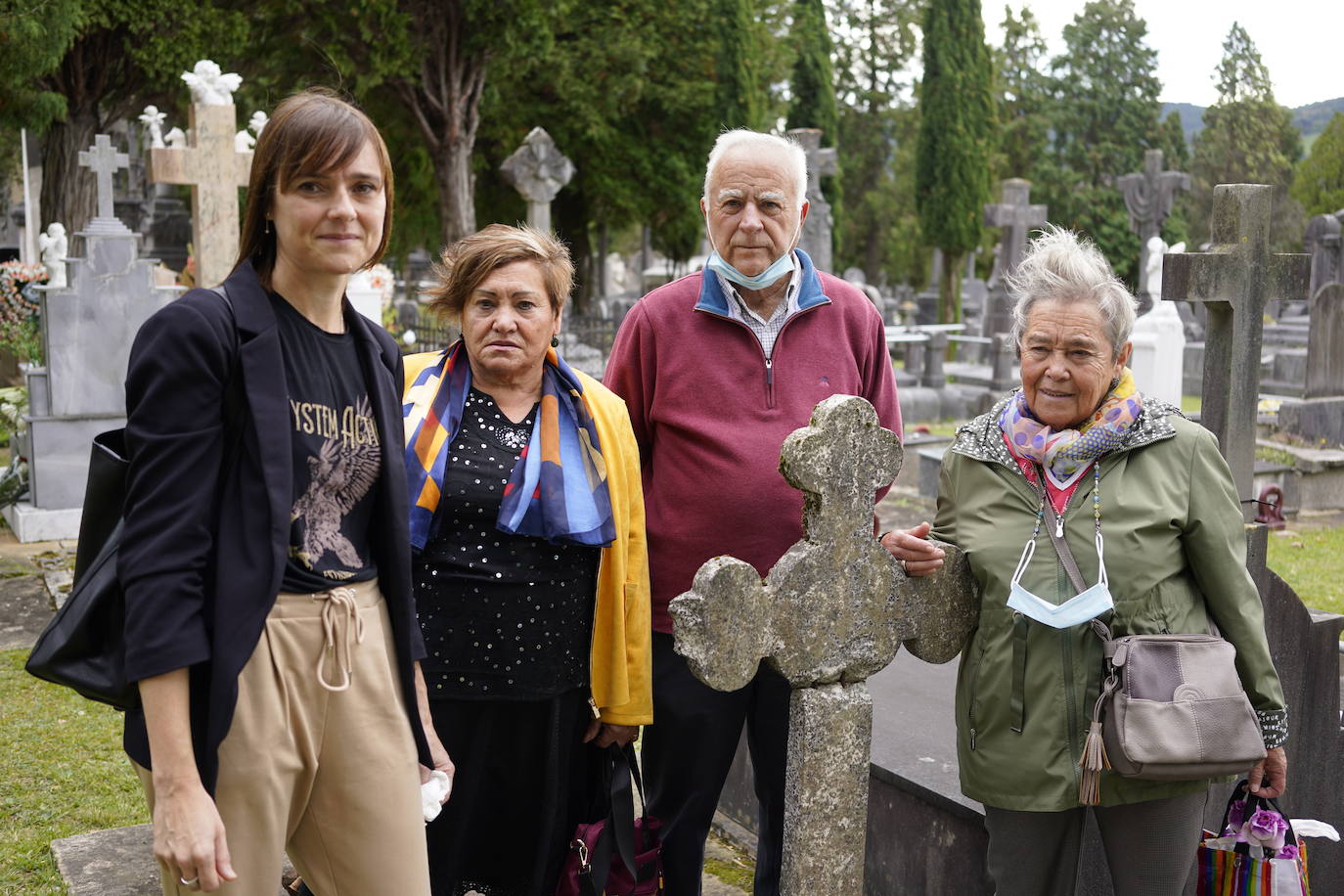Recuerdo. Ainhoa Echavarri, con su padre y sus tías, recordaba ayer a su madre. «El año pasado vinimos en otras fechas por la pandemia».