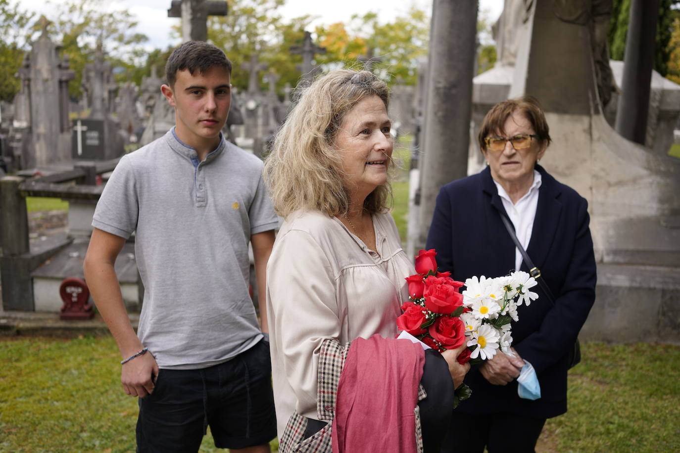 Desde Madrid. Miren Sustatxa llegó de Madrid para visitar la tumba de sus padres. «El año pasado fue la única vez en mi vida que no he venido». 