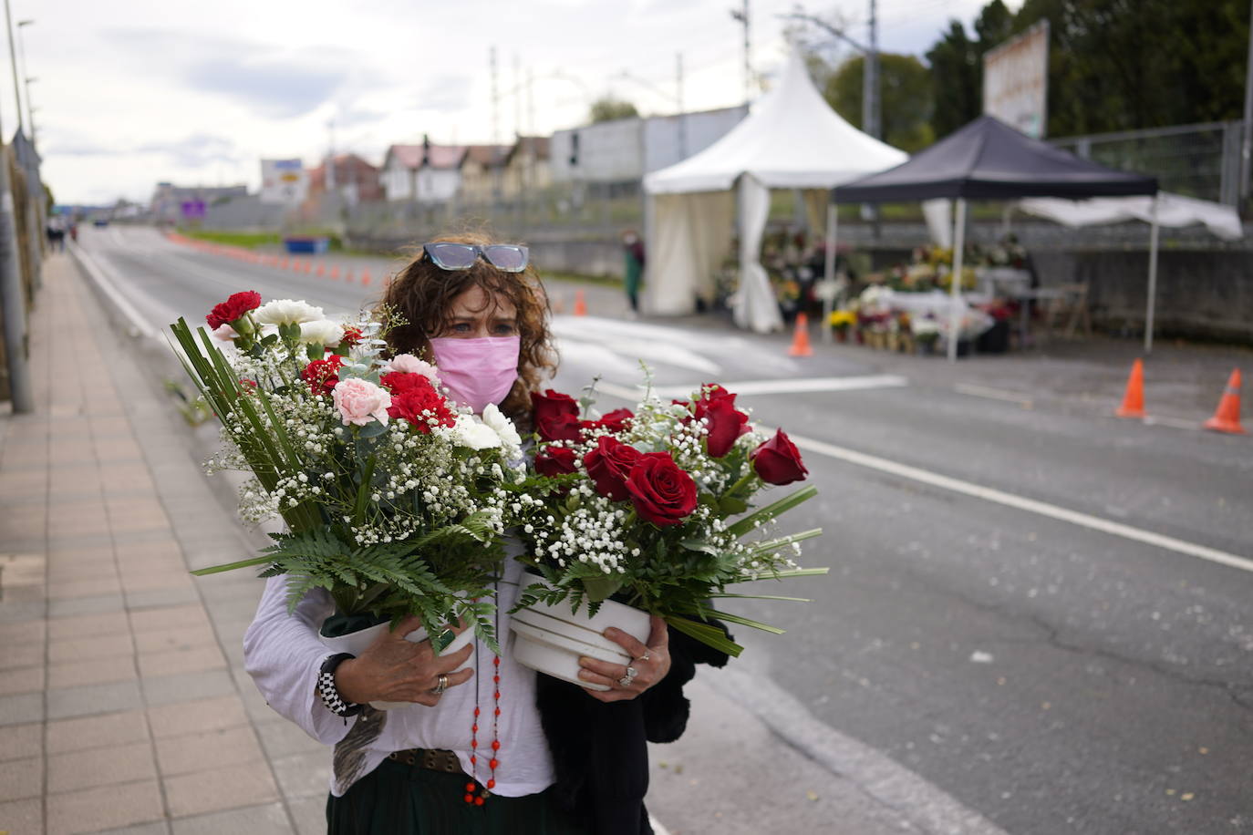 Ramos rojiblancos. En Derio se venden sobre todo claveles blancos y rojos, «por el Athletic».