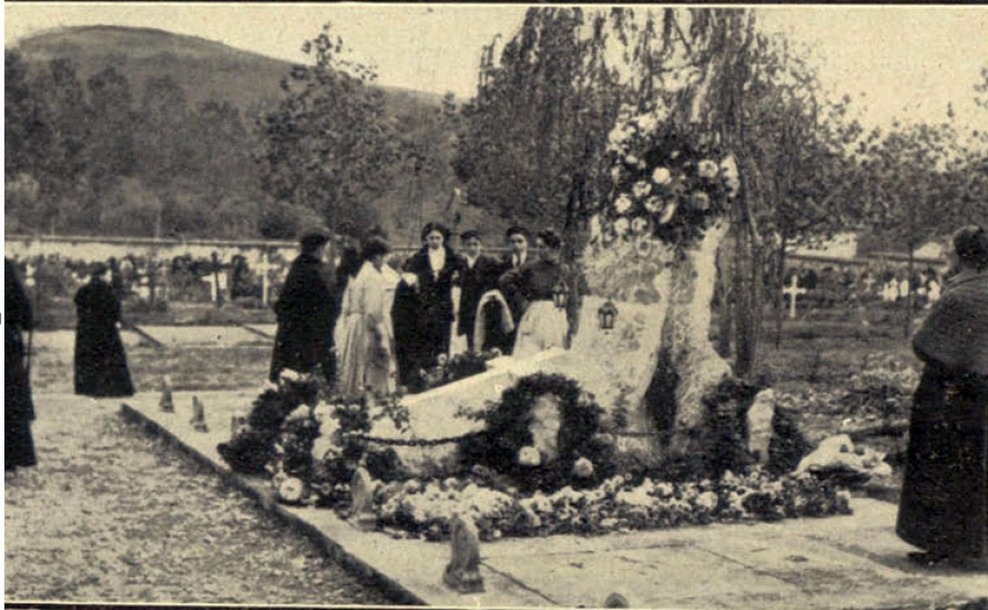 Día de Todos los Santos en el cementerio bilbaíno a principios del siglo pasado. 