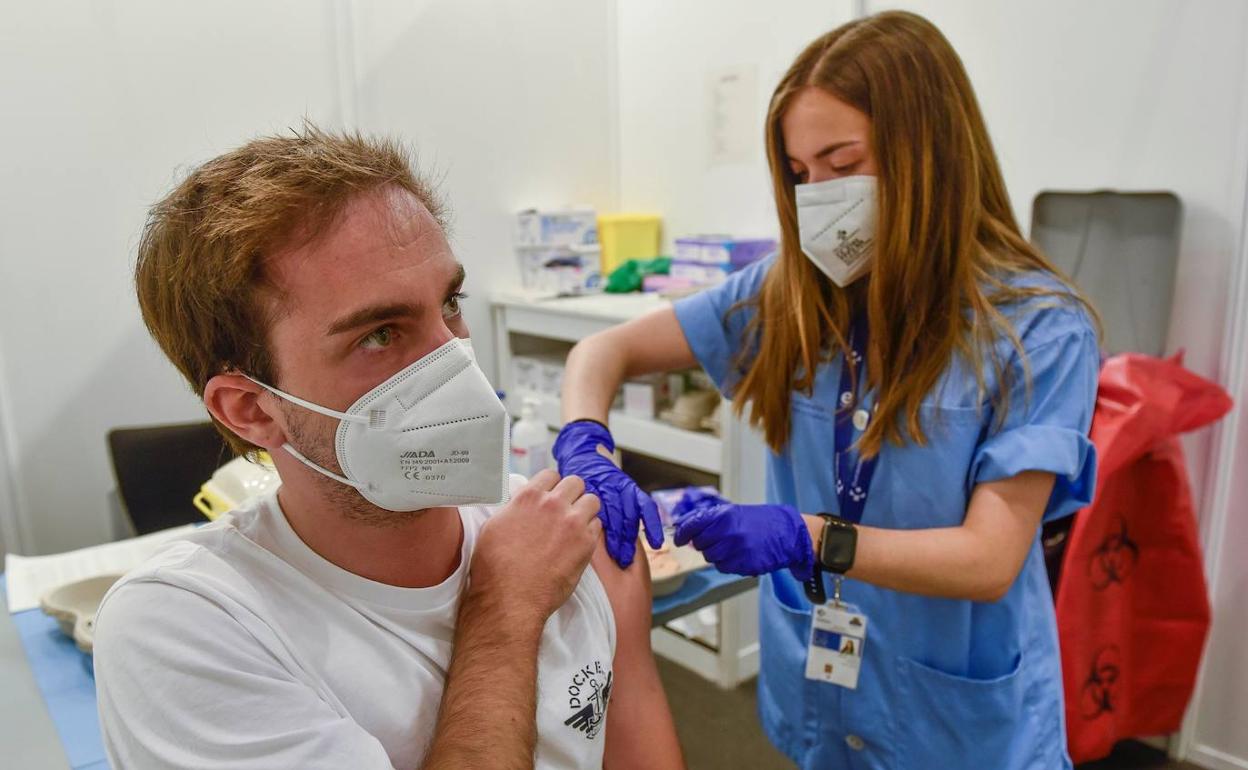 Un joven recibe la vacuna contra el coronavirus en Euskadi. 