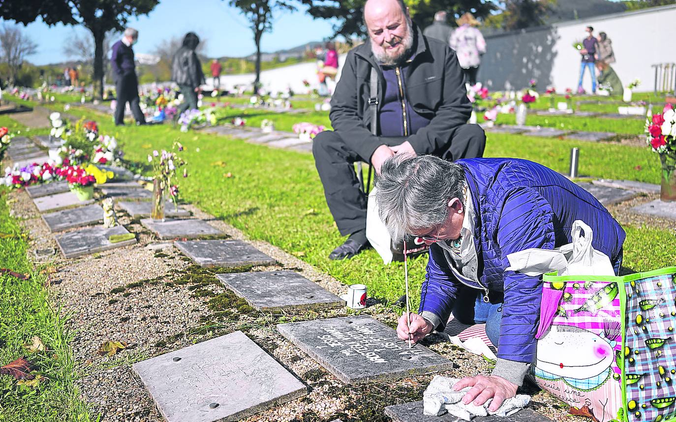 Fotos: Los vizcaínos vuelven a los cementerios en Todos los Santos