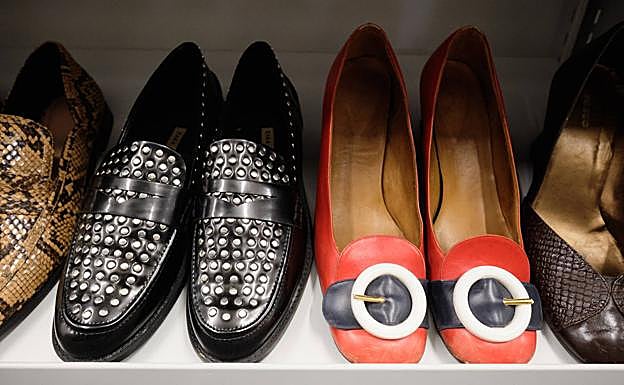 Varios zapatos de época encontrados en su espectacular almacen.