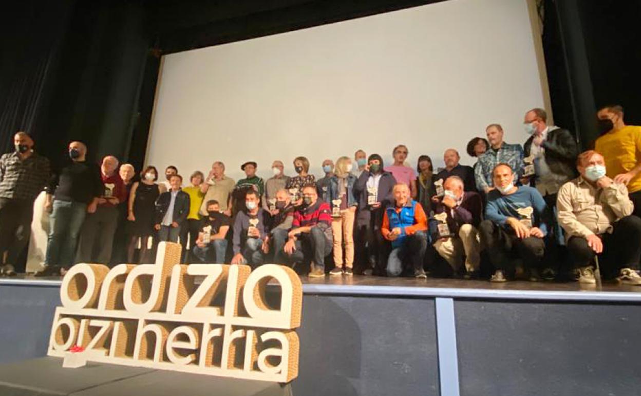 Todos los premiados posaron al final del acto.