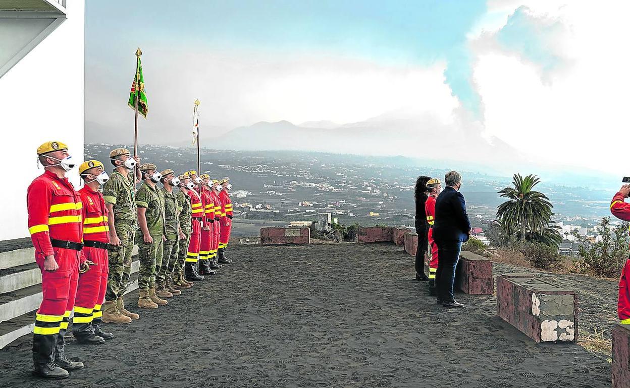 Soldados de la UME y del Ejército de Tierra, durante el acto de homenaje a los difuntos de los vecinos que no pudieron acudir al cementerio de Las Manchas. 