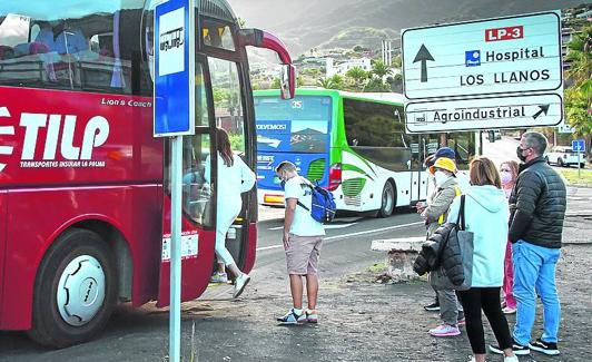 Varias personas hacen cola para subir a una de las lanzaderas.