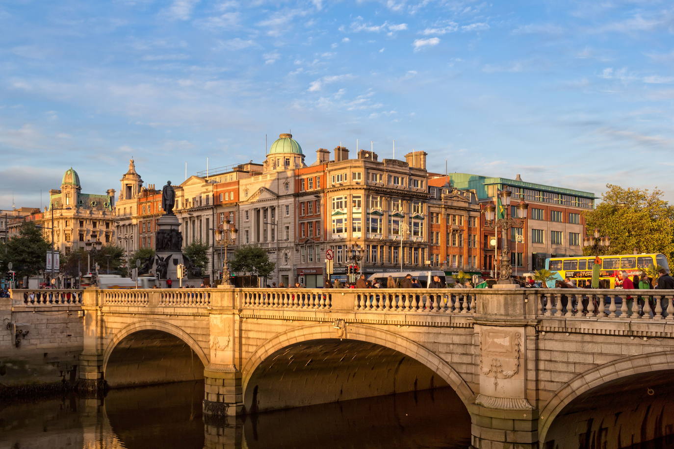 4.- DUBLÍN (IRLANDA) | El futuro de la capital de Irlanda va sobre dos ruedas. Ya antes del confinamiento, la bicicleta se había convertido en el mejor medio para recorrer esta ciudad de pubs y grandes escritores, pero durante aquellos duros meses muchos dublineses comenzaron a desplazarse en bici para evitar las aglomeraciones del transporte público, hacer ejercicio y escapar del encierro en casa. Además de las iniciativas para fomentar el ciclismo, los aparcamientos se han transformado en zonas de pícnic improvisadas creando un inesperado ambiente campestre en algunas zonas urbanas.