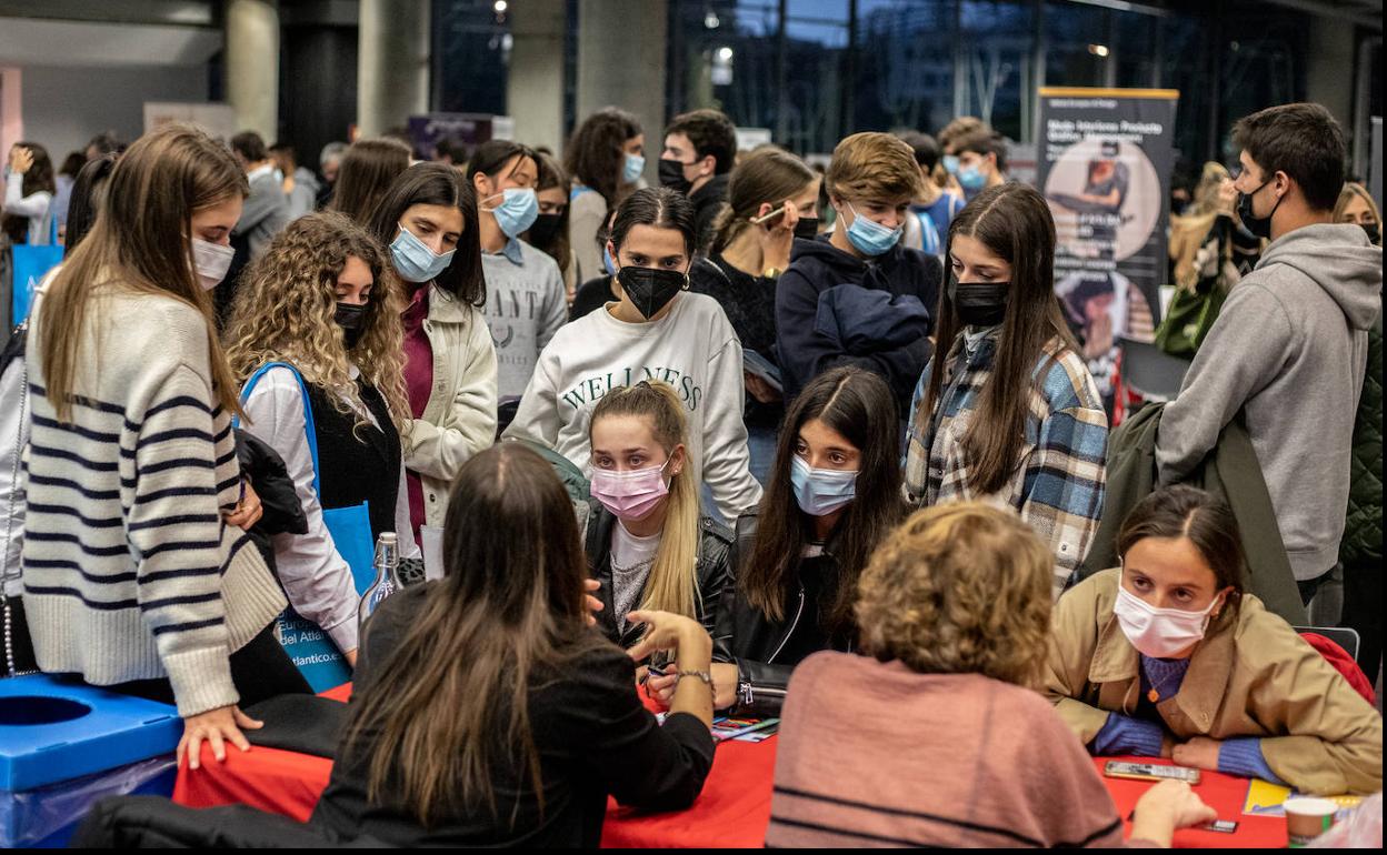 Estudiantes en uno de los stands de la feria
