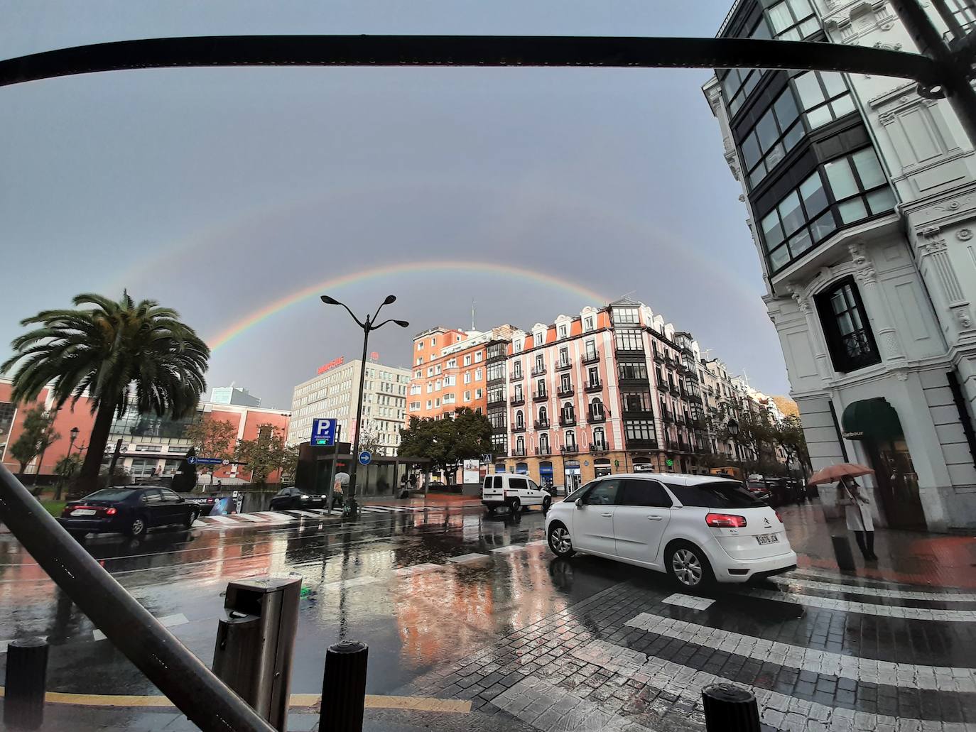 Fotos: El curioso &#039;doble&#039; arcoiris que nos ha regalado la lluvia en Bilbao