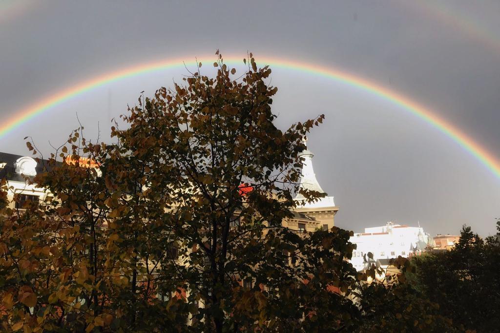 Fotos: El curioso &#039;doble&#039; arcoiris que nos ha regalado la lluvia en Bilbao