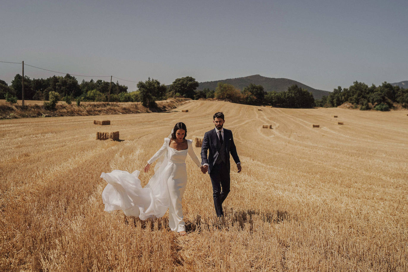 Fotos: Jone, la novia bilbaína del vestido desmontable y su boda soñada en Burgos