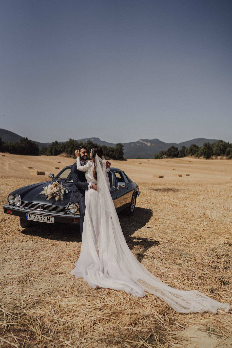 Fotos: Jone, la novia bilbaína del vestido desmontable y su boda soñada en Burgos