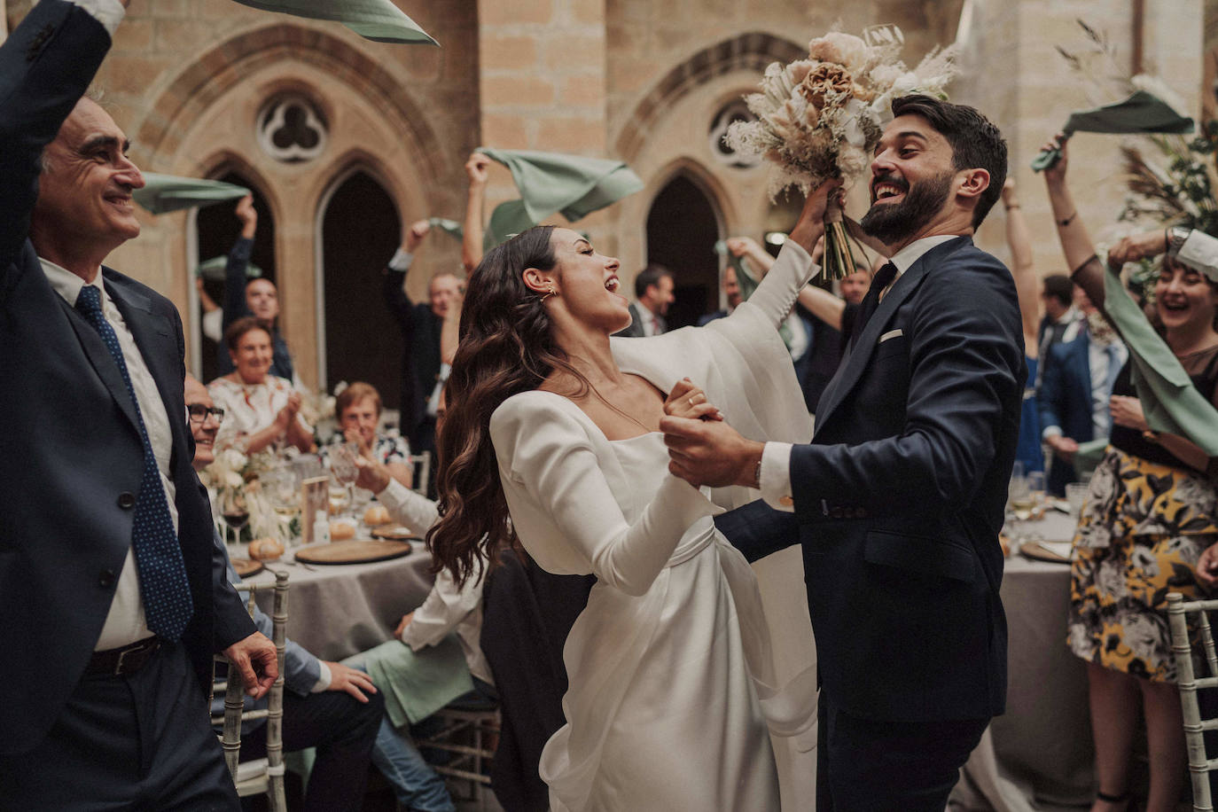 Fotos: Jone, la novia bilbaína del vestido desmontable y su boda soñada en Burgos