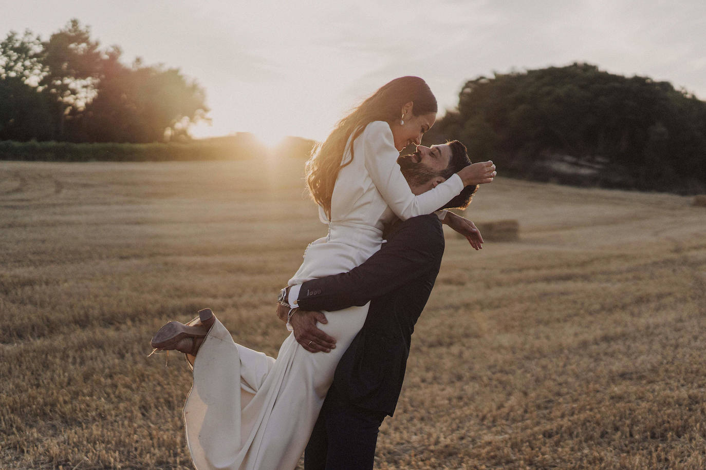 Fotos: Jone, la novia bilbaína del vestido desmontable y su boda soñada en Burgos