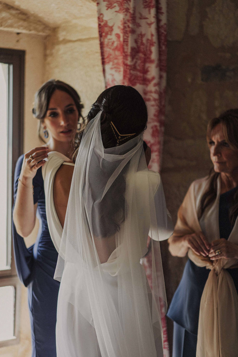 Fotos: Jone, la novia bilbaína del vestido desmontable y su boda soñada en Burgos