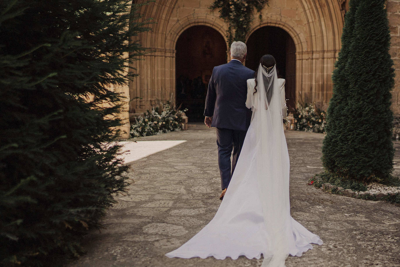 Fotos: Jone, la novia bilbaína del vestido desmontable y su boda soñada en Burgos