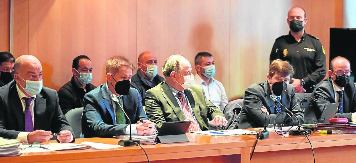 El banquillo. Los acusados, sentados detrás de sus abogados, en la primera sesión de la vista oral. 