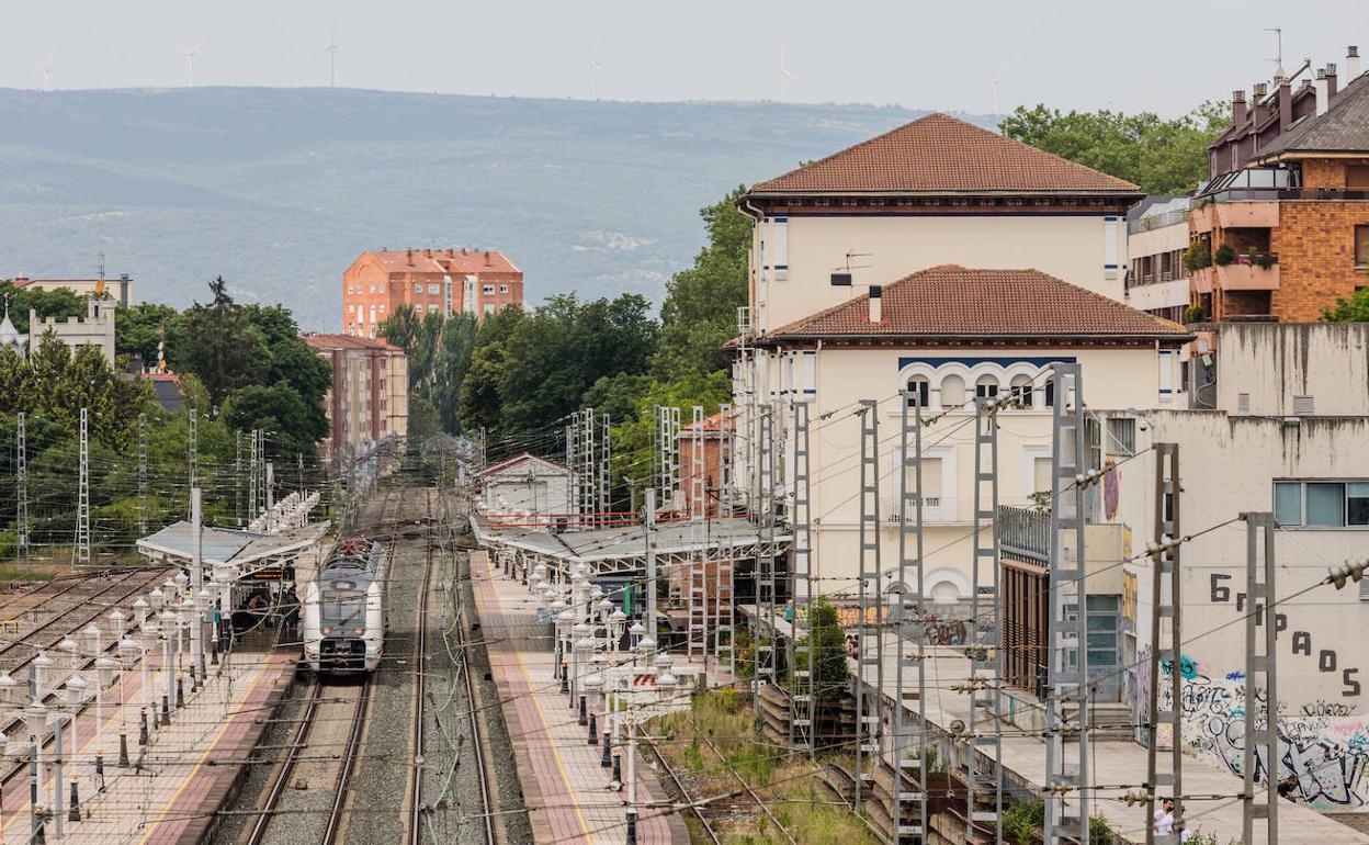 Exterior de las vías y la actual estación de tren de la calle Dato, en Vitoria.