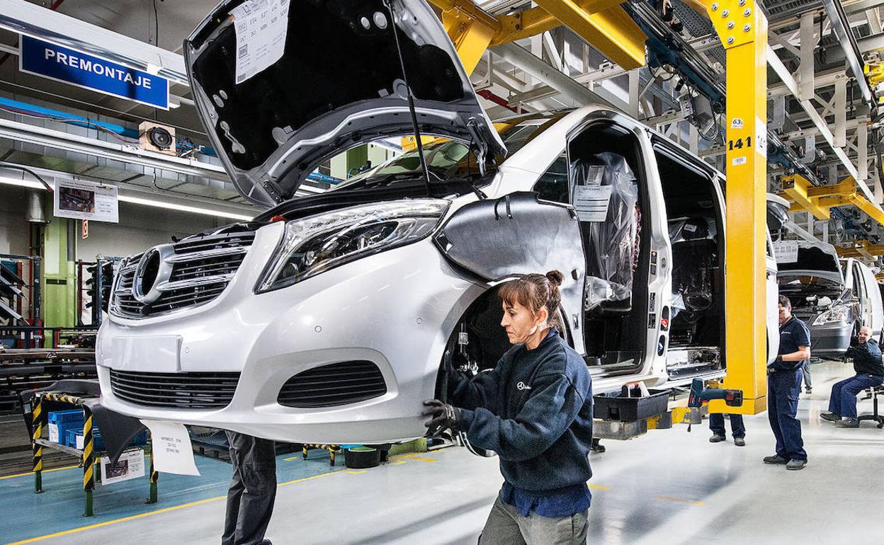 Una operaria trabaja en el montaje de una furgoneta en la cadena de producción de Mercedes en Vitoria.