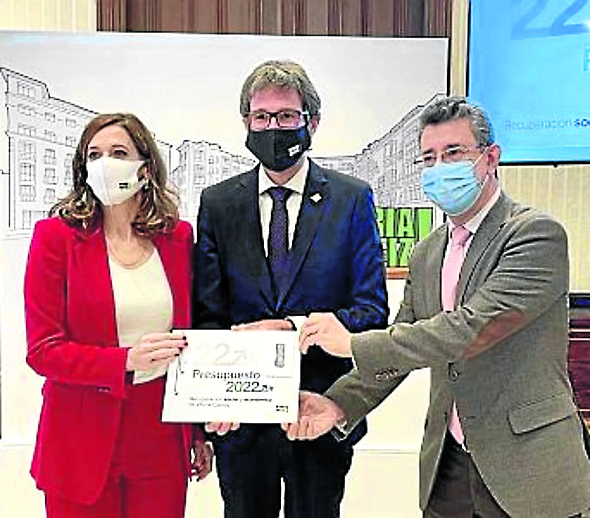 Maider Etxebarria, Gorka Urtaran e Iñaki Gurtubai desgranaron ayer su propuesta económica.