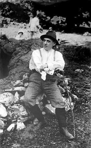 Imagen de la primera ascensión a la Cruz del Gorbeia , organizada por El Club Deportivo de Bilbao . Antxon Bandres, organizador de la marcha, posando durante la misma en 1912